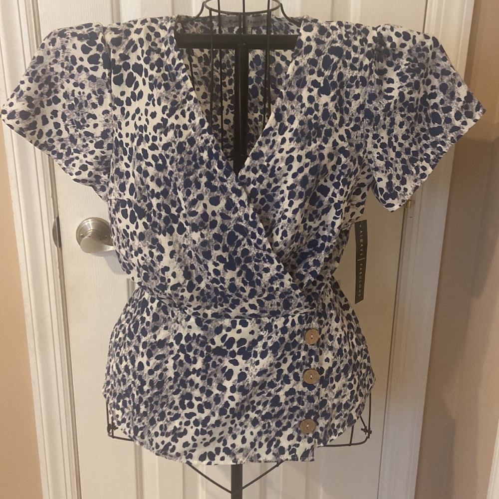 NWT Absolutely Famous Size Small Cute Top